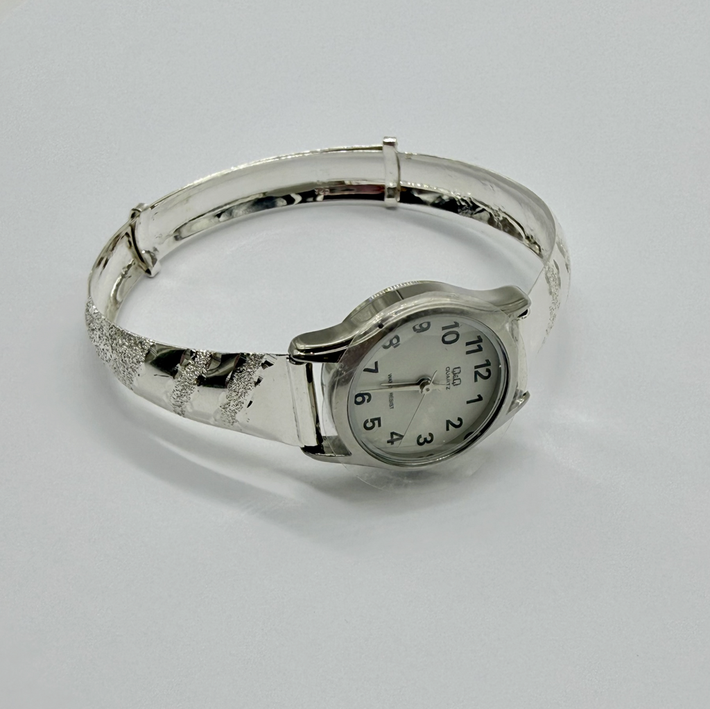 Reloj con pulsera de líneas