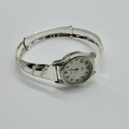 Reloj con pulsera de líneas