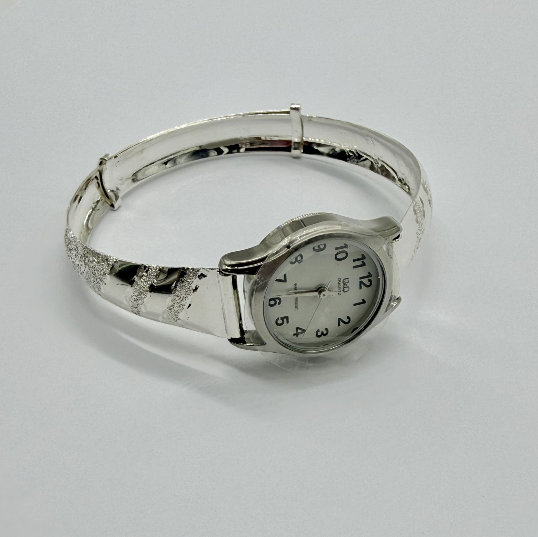 Reloj con pulsera de líneas